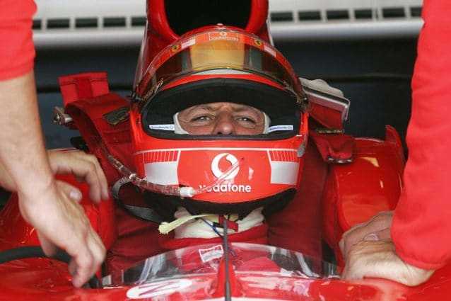 Michael Schumacher sale in macchina prima del GP di Francia 2005 – LaPresse